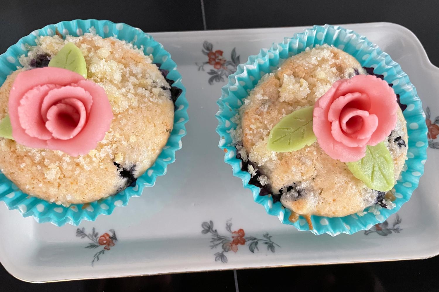 Rosen-Streusel-Muffins mit Marzipanrosen dekoriert