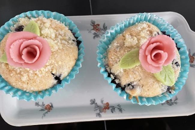 Rosen-Streusel-Muffins mit Marzipanrosen dekoriert