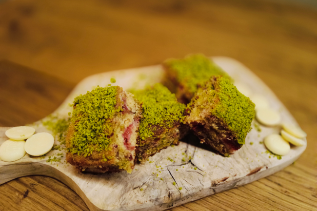 Blondies mit Himbeer & Pistazien