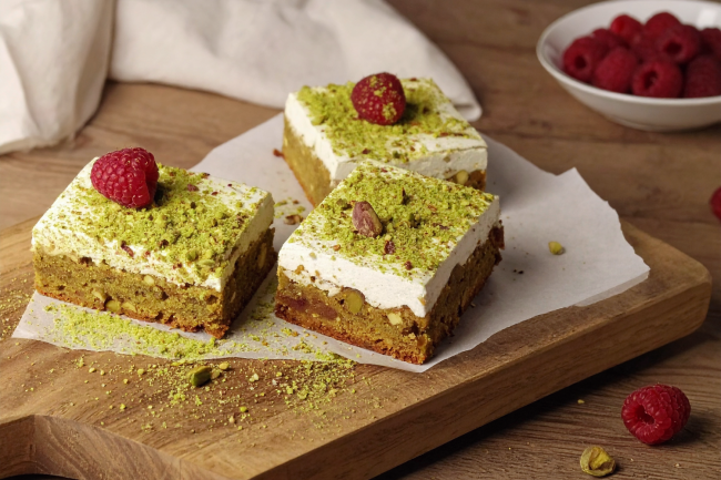 Blondies mit Himbeer & Pistazien