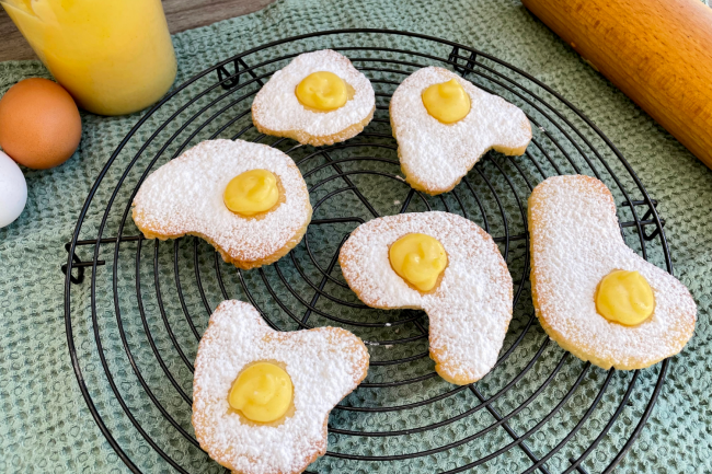 Oster-Butterguetzli mit Mandelcreme
